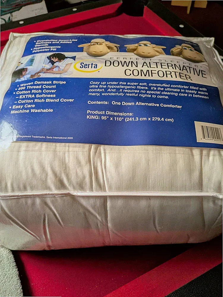 Serta King Size Down Alternative Comforter. NEW IN ORIGINAL PACKAGE