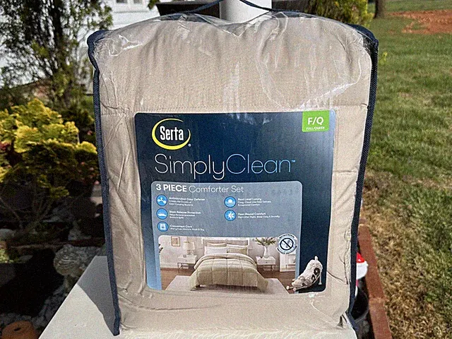 Serta Simply clean 3 piece Comforter set Size Full/Queen Coffee / Light Brown