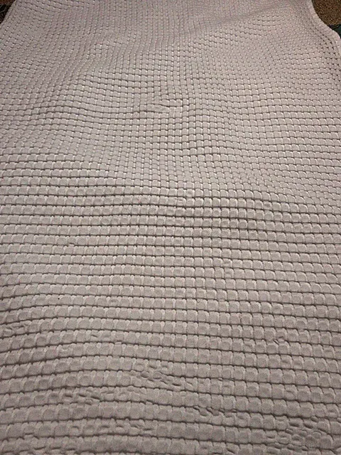 White Super Soft Bedspread Oversized Twin 76"x62" Cooling & Warming NWOT